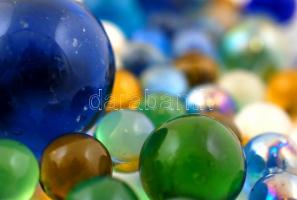 45 db színes üveggolyó, különböző méretben (38 db kicsi, 5 db közepes, 2 db nagy)