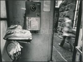 cca 1988 Budapest, Az utcai telefonok végső haláltusája, vintage fotó, 18x24 cm