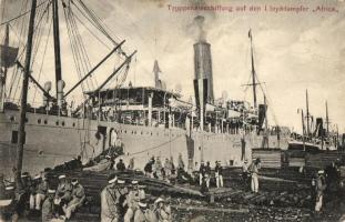 Truppeneinschiffung auf den Lloyddampfer Africa / Troops embarking on the Lloyd steamer Africa (EK)