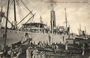 Truppeneinschiffung auf den Lloyddampfer Africa / Troops embarking on the Lloyd steamer Africa (EK)