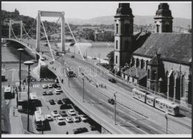 cca 1970 Csuklós villamos az Erzsébet hídon, modern nagyítás régi negatívról, 13x18 cm