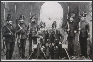 cca 1914-1918 Csendőrök felügyelik az egyik vasúti alagutat, ismeretelne képi forrás másolata, modern nagyítás, 10x15 cm