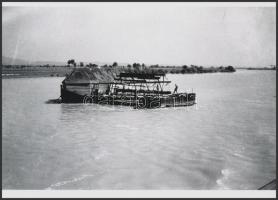 cca 1930 Úszó vízimalom a Dunán, Kerny István (1879-1963) hagyatékában őrzött üveglemez negatívról készült modern nagyítás, 13x18 cm