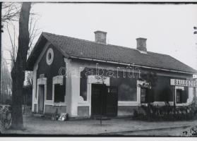 cca 1935 Ballószeg vasútállomása, Lőcsei Árpád (?-?) kecskeméti vándorfényképész hagyatékában őrzött üveglemez negatívról készült modern nagyítás, 13x18 cm