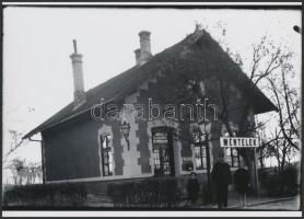 cca 1935 Méntelek, vasútállomás a bakterral és családjával, Lőcsei Árpád (?-?) kecskeméti vándorfényképész hagyatékában őrzött üveglemez negatívról készült modern nagyítás, 13x18 cm