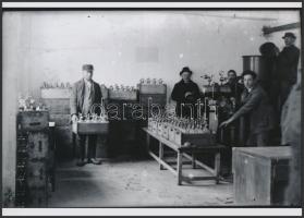cca 1935 Szódás üzem Bács-Kiskun megyében, Lőcsei Árpád (?-?) kecskeméti vándorfényképész hagyatékában őrzött üveglemez negatívról készült modern nagyítás, 13x18 cm