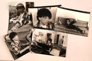 cca 1986 Fenyő Miklós énekes, előadóművész lakásában készült képriport, 5 db vintage fotó, 18x24 cm