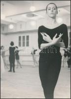 1977 Székesfehérvár, Balettpróbán, Szegfű József pecséttel jelzett vintage fotója, 24x17 cm