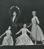 cca 1965 Budapest, Jelenet a Klasszikus balett című előadásban, vintage fotó, 19,5x17,5 cm
