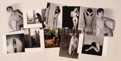 cca 1975 Finoman erotikus fényképek vegyes  tétele, 11 db eredeti negatívról készült modern nagyítás, 15x10 cm / 11 erotic photos, 15x10 cm