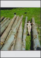 cca 1980 Fűben, fában van az orvosság, finoman erotikus fénykép, az eredeti negatívról készült modern nagyítás, 18x13 cm / erotic photo, 18x13 cm