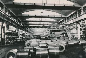 cca 1971 Székesfehérvár, a KÖFÉM szélesszalag hengerműve, vintage fotó, 16x23 cm