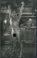 cca 1960 Súlyemelő, férfiakt, Tiszavölgyi József (1909-?) pecséttel jelzett vintage felvétele, 8,5x5,5 cm