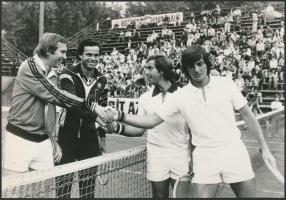 1980 Budapest, Magyarország-Olaszország Davis Kupa mérkőzésen a győztes magyar teniszezők - Szőke, Taróczy (bal oldalon) fogadják az olasz teniszezők (fehér mezben) gratulációját, vintage sportfotó, 16x22 cm
