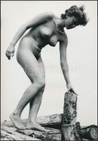 cca 1978 Nőnapi akadályverseny, jelzés nélküli fotóművészeti alkotás, 30x21 cm / erotic photo, 30x21 cm