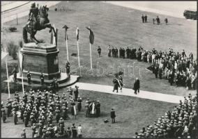 1976 Budapest, Kossuth Lajos tér, koszorúzási ünnepség II. Rákóczi Ferenc születésének 300. évfordulóján, vintage fotó, 16,5x23 cm