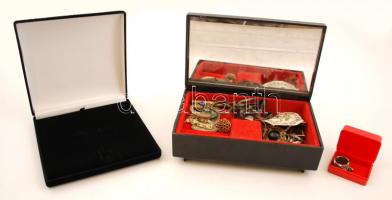 Bizsu tétel, sérült műanyag dobozban, kb 15 db, plüss ékszeres doboz, 16×16 cm