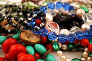 Egy doboznyi vegyes bizsu tétel, nyakláncok, stb.