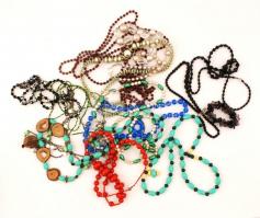 Egy doboznyi vegyes bizsu tétel, nyakláncok, stb