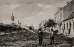 Győr, Vásár tér, locsolás közkútról W. L. 2077. (EB)