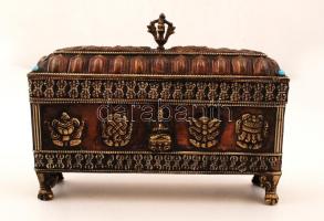 Gazdagon díszített keleti motívumos réz doboz, rátétekkel, 18,5×14×5,5 cm