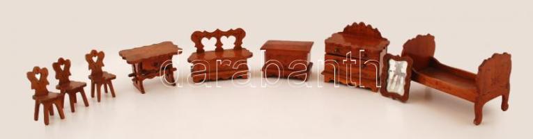 Babaházba való fa bútorzat: asztal, székek, szekrények, ágy, stb., jó állapotban, összesen 9 db