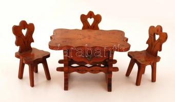 Babaházba való fa bútorzat: asztal, székek, szekrények, ágy, stb., jó állapotban, összesen 9 db