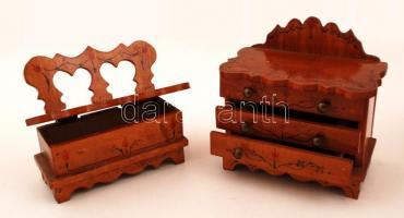 Babaházba való fa bútorzat: asztal, székek, szekrények, ágy, stb., jó állapotban, összesen 9 db