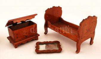 Babaházba való fa bútorzat: asztal, székek, szekrények, ágy, stb., jó állapotban, összesen 9 db