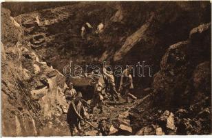 Gyalár, Ghelari; Vasgyár, bányászok munka közben / iron factory, miners during work