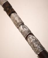 Régi fából készült túrabot 20 db különféle, magyar, német, osztrák, városokat ábrázoló jelvénnyel, h...