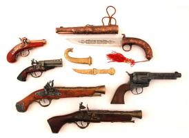 Replika fegyverek és egy réz tőr,  összesen: 7 db