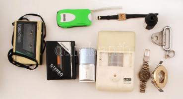 Vegyesbolha tétel: 2db walkman, dinamós lámpa, 3 funkciós lámpa, fényképezőgép és más