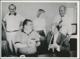 Puskás Öcsi társaságban, fotó, 13x18cm