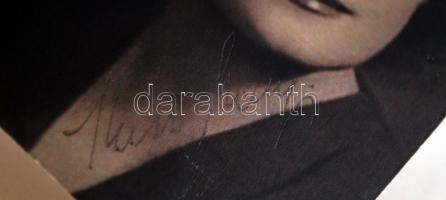 Kiss Manyi (1911-1971) színésznő aláírása őt magát ábrázoló fotón