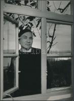 cca 1960 Gink Károly (1922-2002): Illyés Gyula, a költő, pecséttel jelzett vintage fotóművészeti alkotás, 22x16 cm