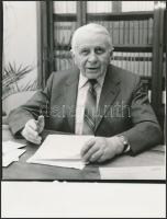 cca 1986 Illés Endre (1902-1986) Kossuth-díjas író, feliratozott vintage fotó, 24x18 cm