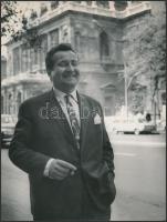 cca 1960 Karizs Béla (1930-) operaénekes, színész, Kotnyek Antal (1921-1990) feliratozott vintage fotója, 24x18 cm