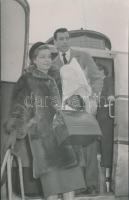 1957 Yves Montand (1921-1991) francia előadóművész  Budapestre érkezése és magyar nyelven kiadott kö...