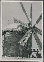 1942 Ukrajnai szélmalom előtt magyar katonák, Takács András felvétele, feliratozva, a képen törésvonal, 9x6 cm