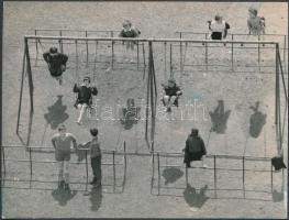 1964 Budapest, óvodások a József Attila lakótelepen, feliratozott vintage fotó, 9x12 cm