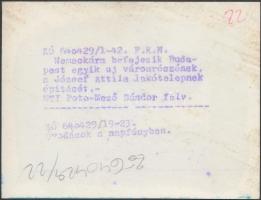 1964 Budapest, óvodások a József Attila lakótelepen, feliratozott vintage fotó, 9x12 cm