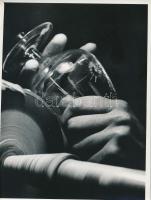 1978 Bahget Iskander: Üvegcsiszoló, feliratozott vintage fotóművészeti alkotás, 24x18 cm