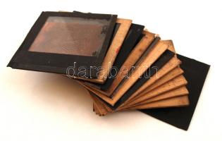 cca 1950 Fekete György (1904-1990) budapesti fényképész specialitása a mozikban nagyfilmek előtt vetített álló diapozitív reklámképek voltak, ez az összeállítás a MOZIval kapcsolatos reklámokat, tájékoztatókat tartalmazza, 13 db diapozitív kép üveglemezen, többsége színezett, 8x8 cm