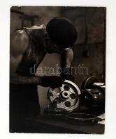 cca 1968 Zsigri Oszkár (1933-?): Műhelyben, feliratozott vintage fotóművészeti alkotás, kasírozva, 39x29,5 cm