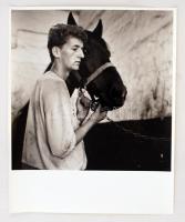 1987 Vivien Kellner: Gyász, feliratozott vintage fotóművészeti alkotás, 21x21 cm-es kép 27x22 cm-es fotópapíron