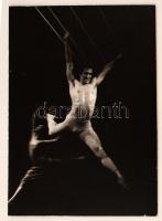 cca 1975 Szigeti Csaba: Lendület, feliratozott vintage fotóművészeti alkotás, kasírozva, 39x29 cm