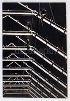 cca 1975 Gyenes Kálmán: Csarnok építők, feliratozott vintage fotóművészeti alkotás, kasírozva, 39x27,5 cm