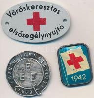 DN "Vöröskeresztes elsősegélynyújtó" fém jelvény (27x45mm) + DN "1942" Vöröskeresztes fém jelvény (27x21mm) + DN "EÉE Budai Tornaegylet 1869" fém jelvény hullámos lemez, tű nélkül (29mm) T:2,2-