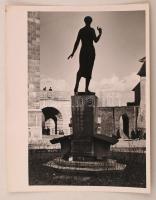 cca 1938 Dr. Sevcsik Jenő (1899-1996): Bécsi kapu tér, jelzés nélküli vintage fotó a szerző hagyatékából, 30x24 cm